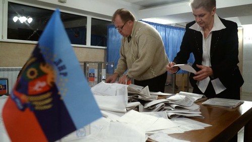 Pro-Russian faction leading elections in eastern Ukraine - ảnh 1